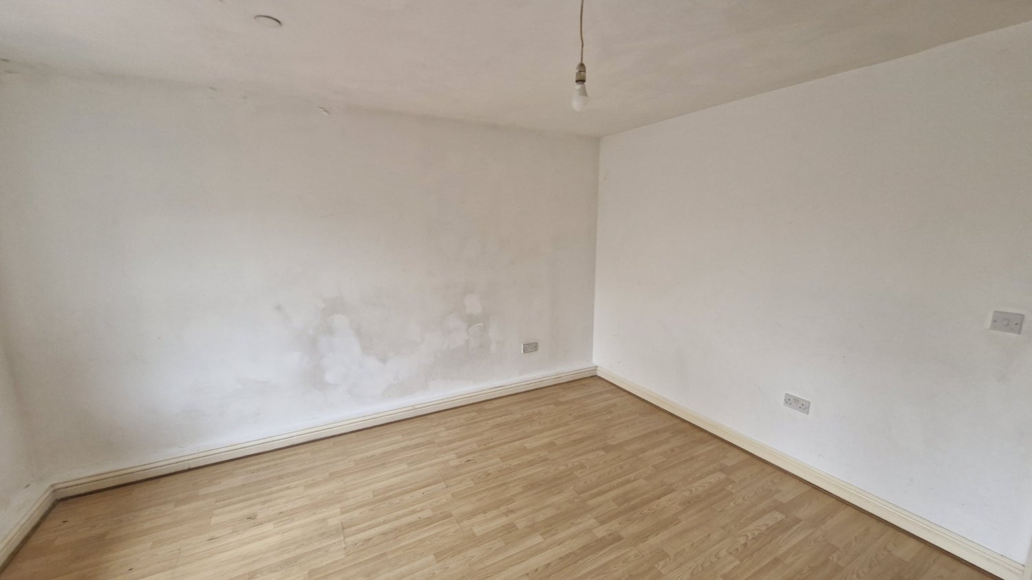 Flat Uplands Close in Greater London