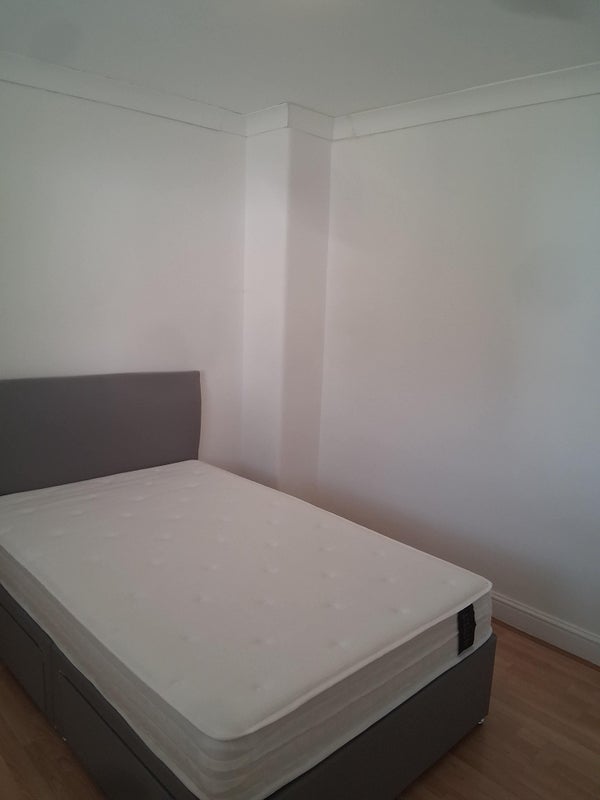 Room Henningham Road in Greater London
