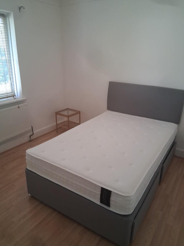 Room Henningham Road in Greater London