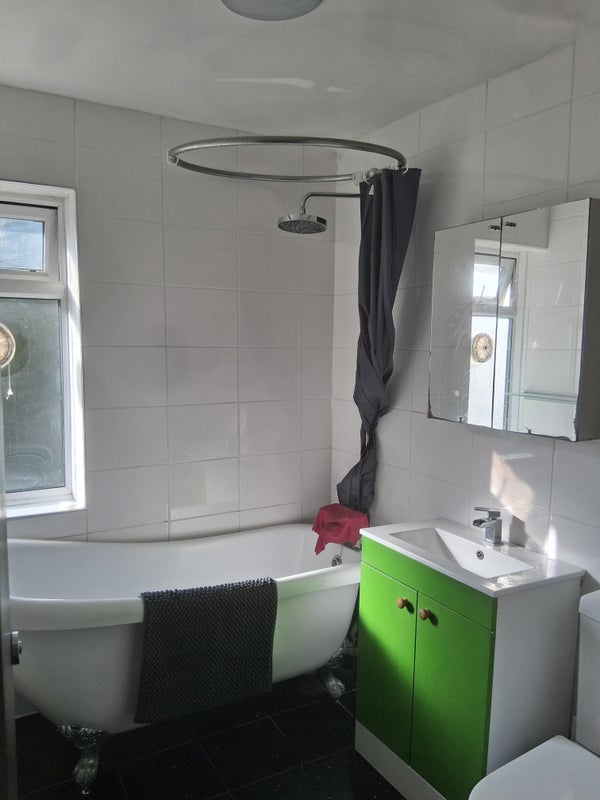 Room Henningham Road in Greater London