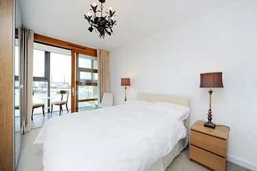 Flat Holman Road in Greater London