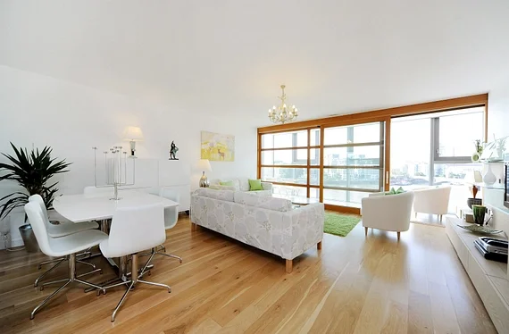 Flat Holman Road in Greater London