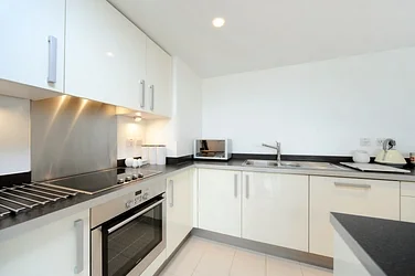 Flat Holman Road in Greater London