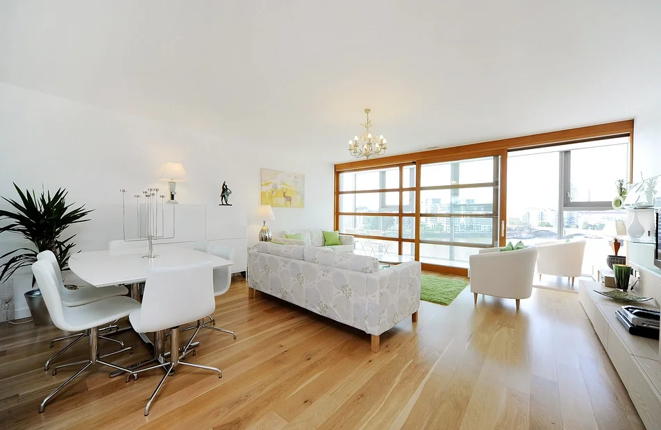 Flat Holman Road in Greater London