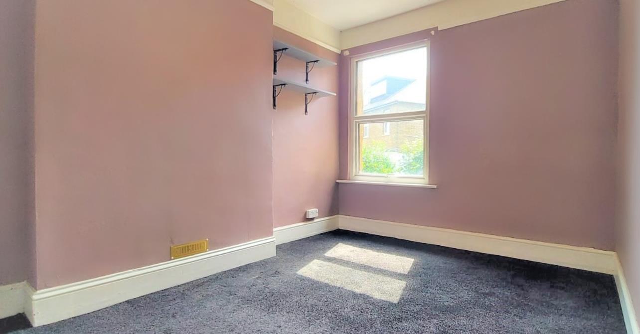 Flat Gladstone Road in Watford