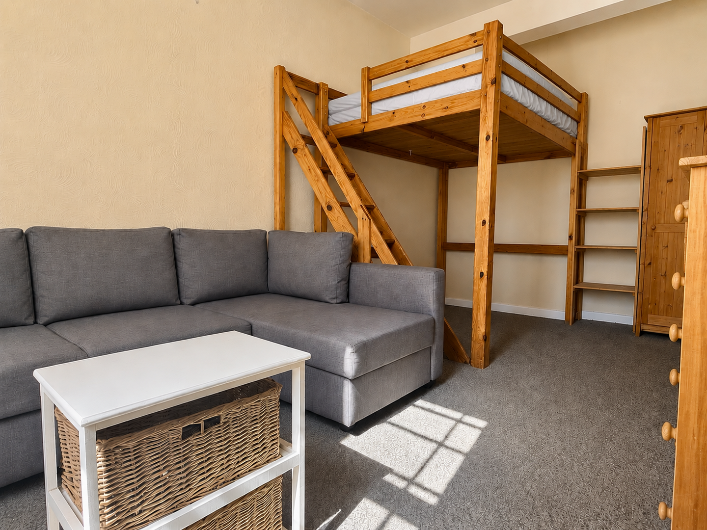 Room St Thomas' Square in Newport