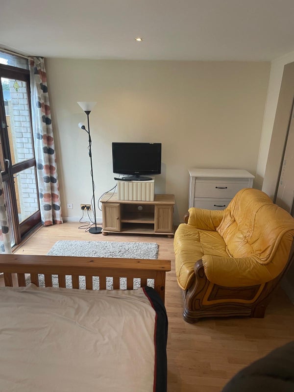 Room Vicars Oak Road in Greater London