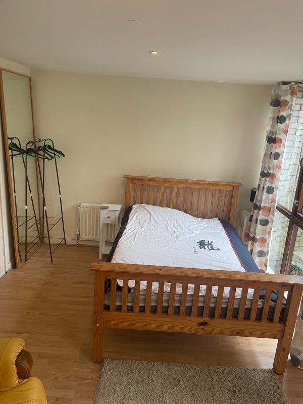 Room Vicars Oak Road in Greater London