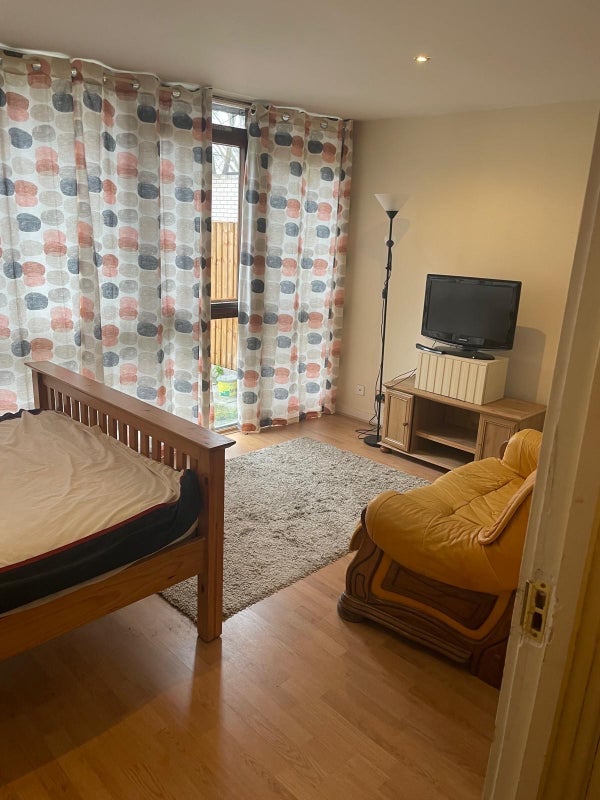 Room Vicars Oak Road in Greater London
