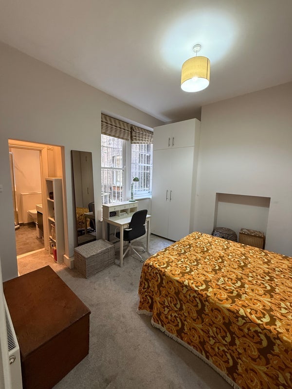 Room Lurline Gardens in Greater London