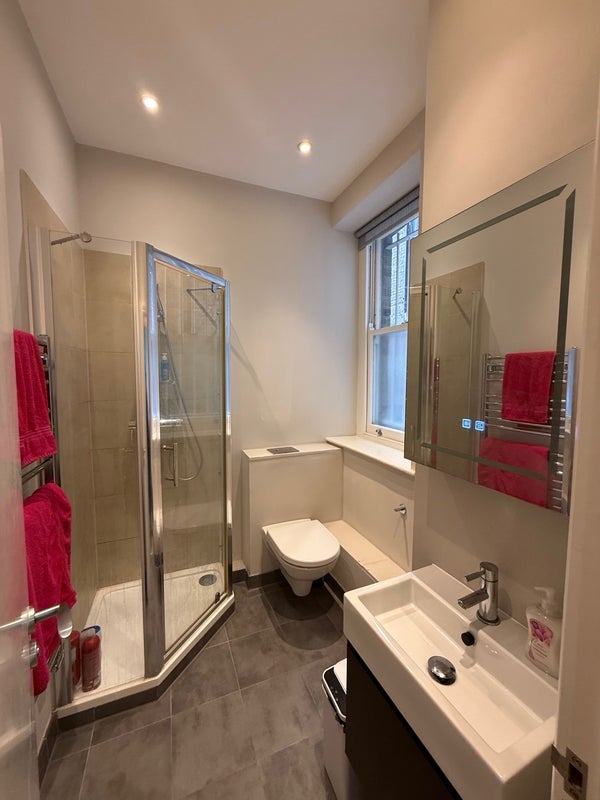 Room Lurline Gardens in Greater London