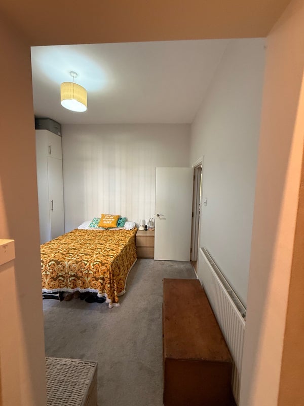 Room Lurline Gardens in Greater London