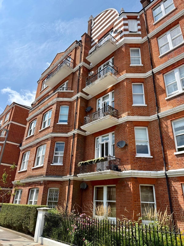 Room Lurline Gardens in Greater London
