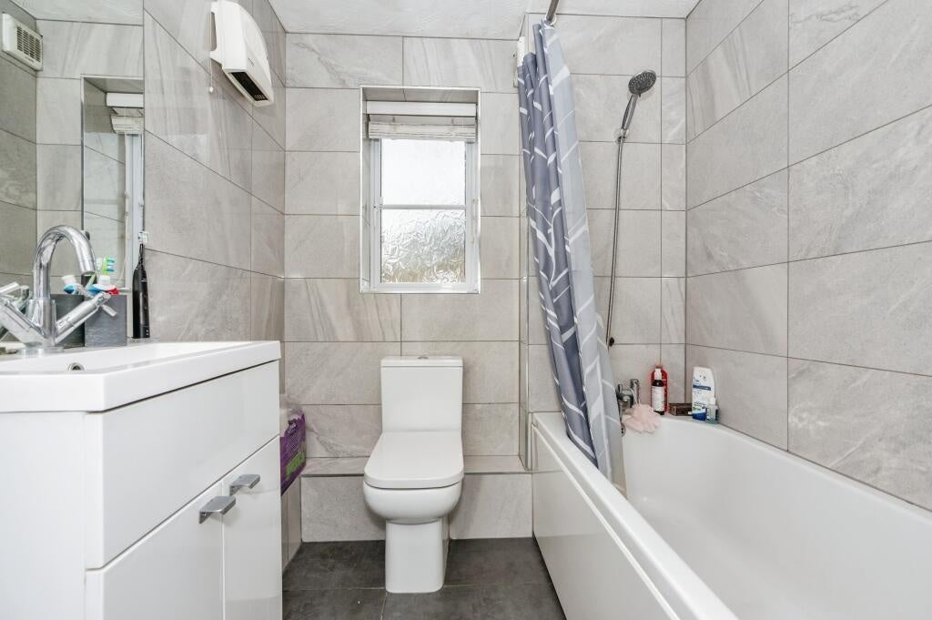 Flat Sewell Close in Grays
