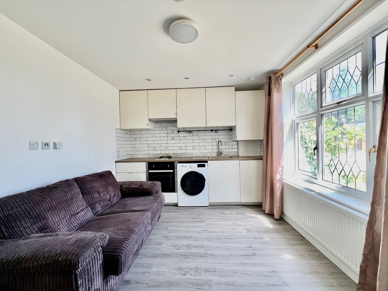 Flat Sunbury Way in Greater London