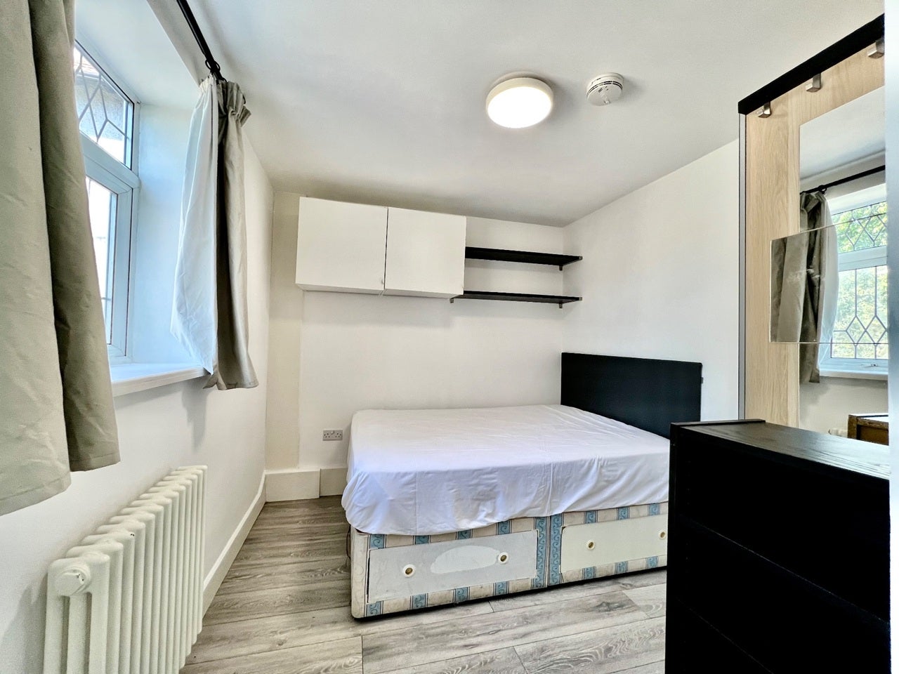 Flat Sunbury Way in Greater London