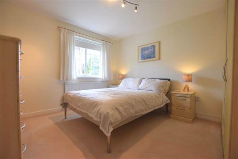 Room Peckham Road in Greater London