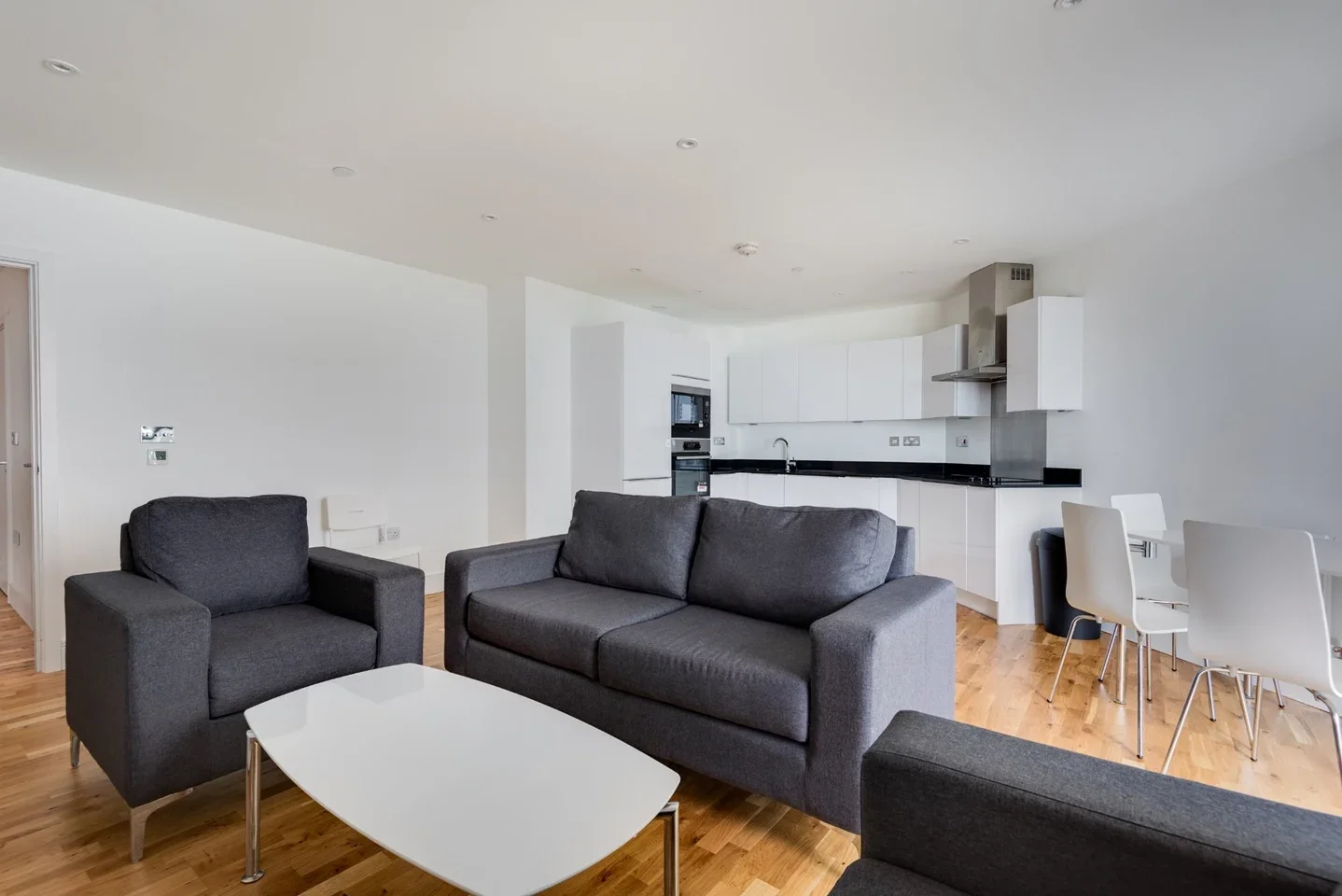 Flat Leven Road in Greater London