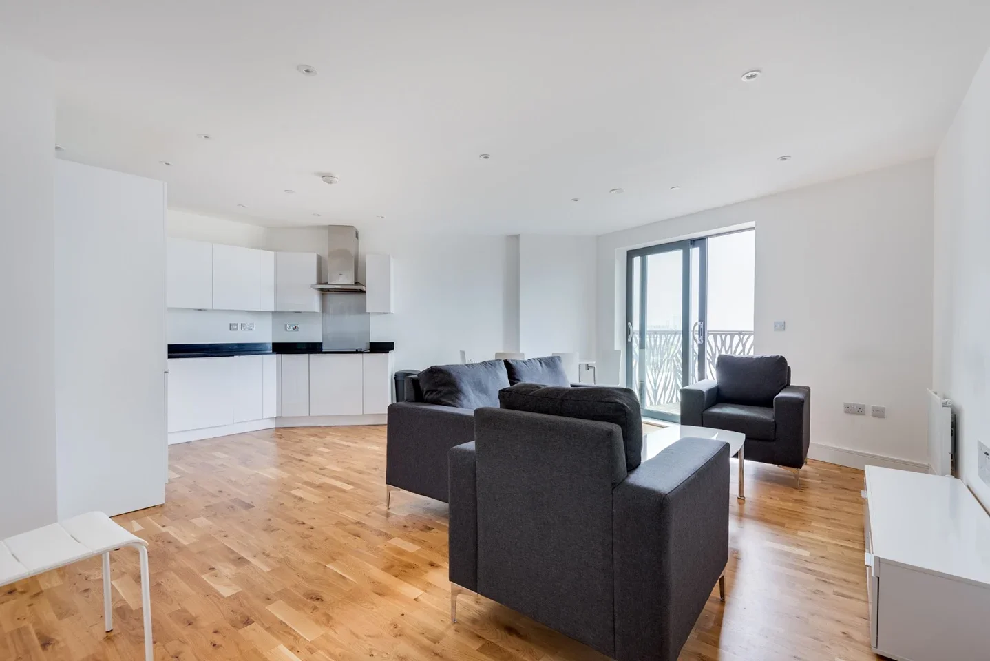 Flat Leven Road in Greater London