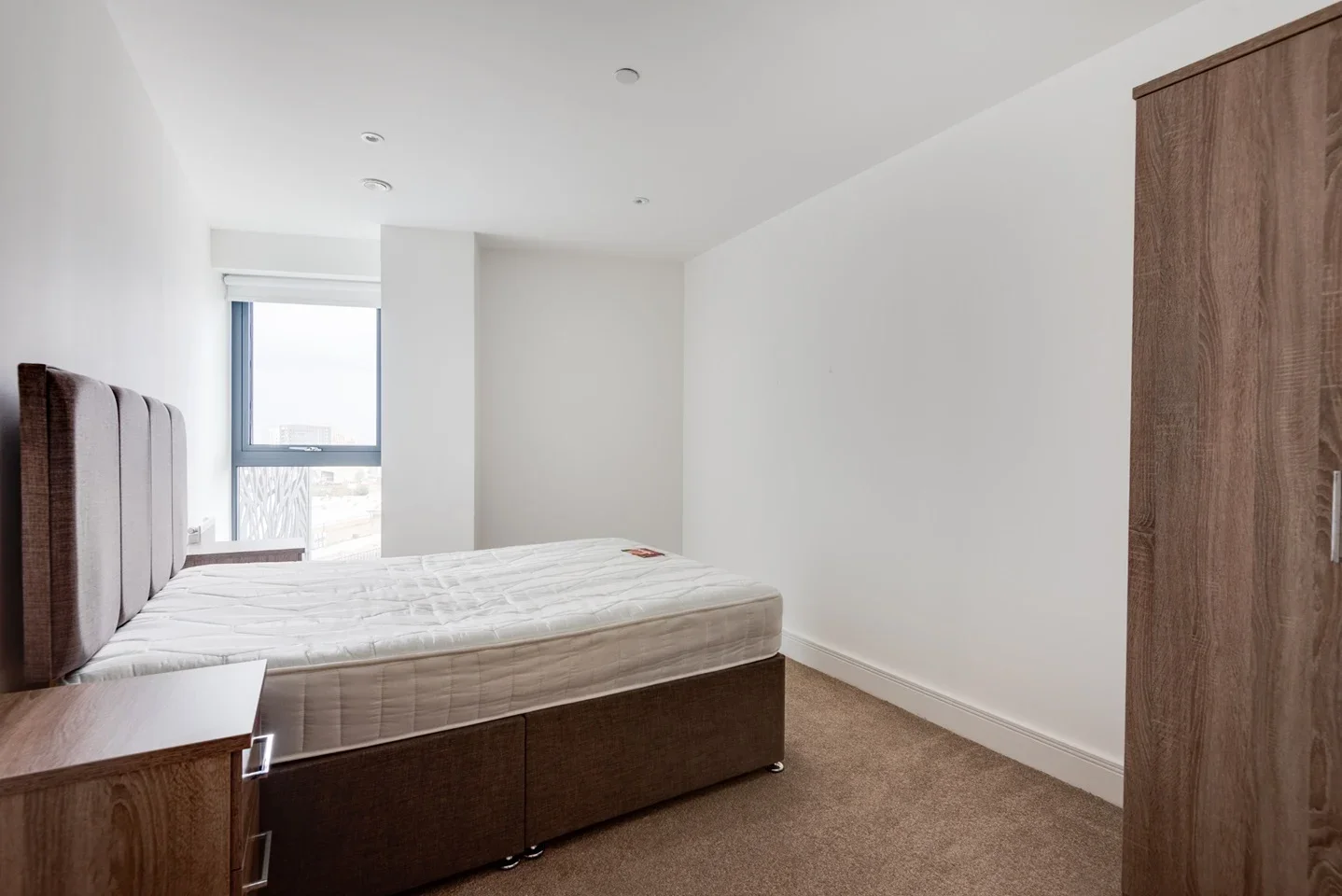 Flat Leven Road in Greater London