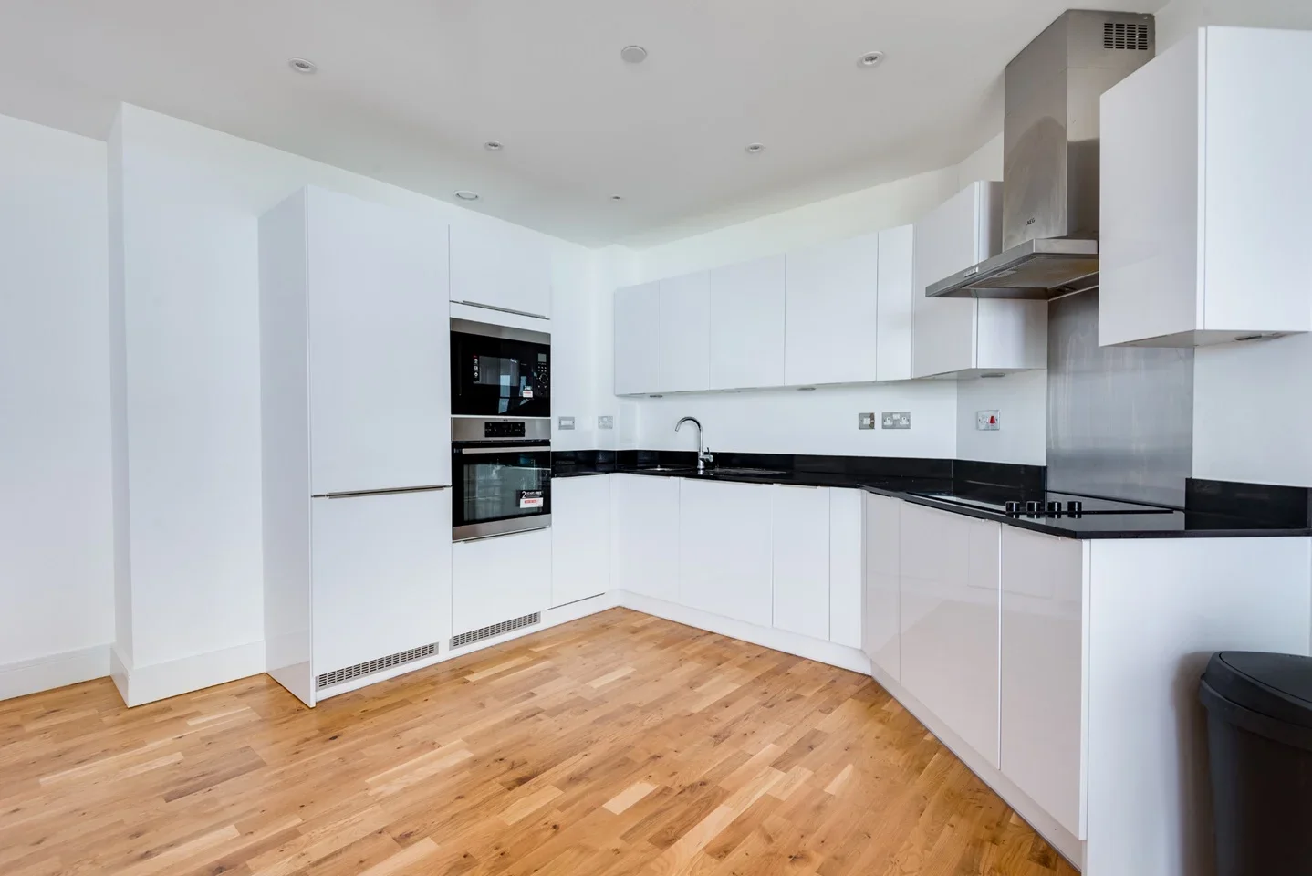Flat Leven Road in Greater London