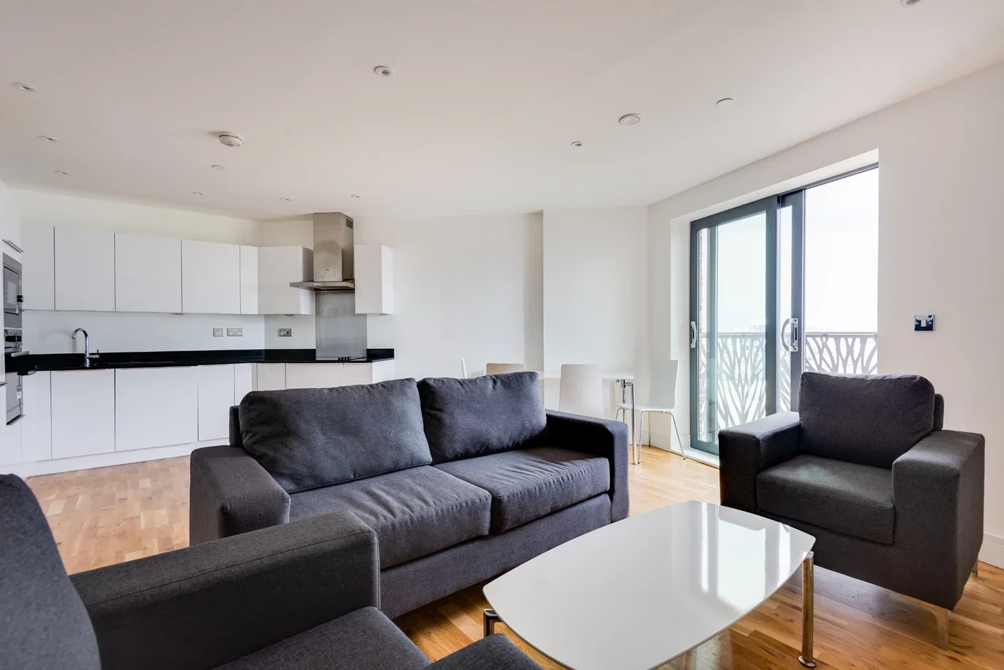 Flat Leven Road in Greater London