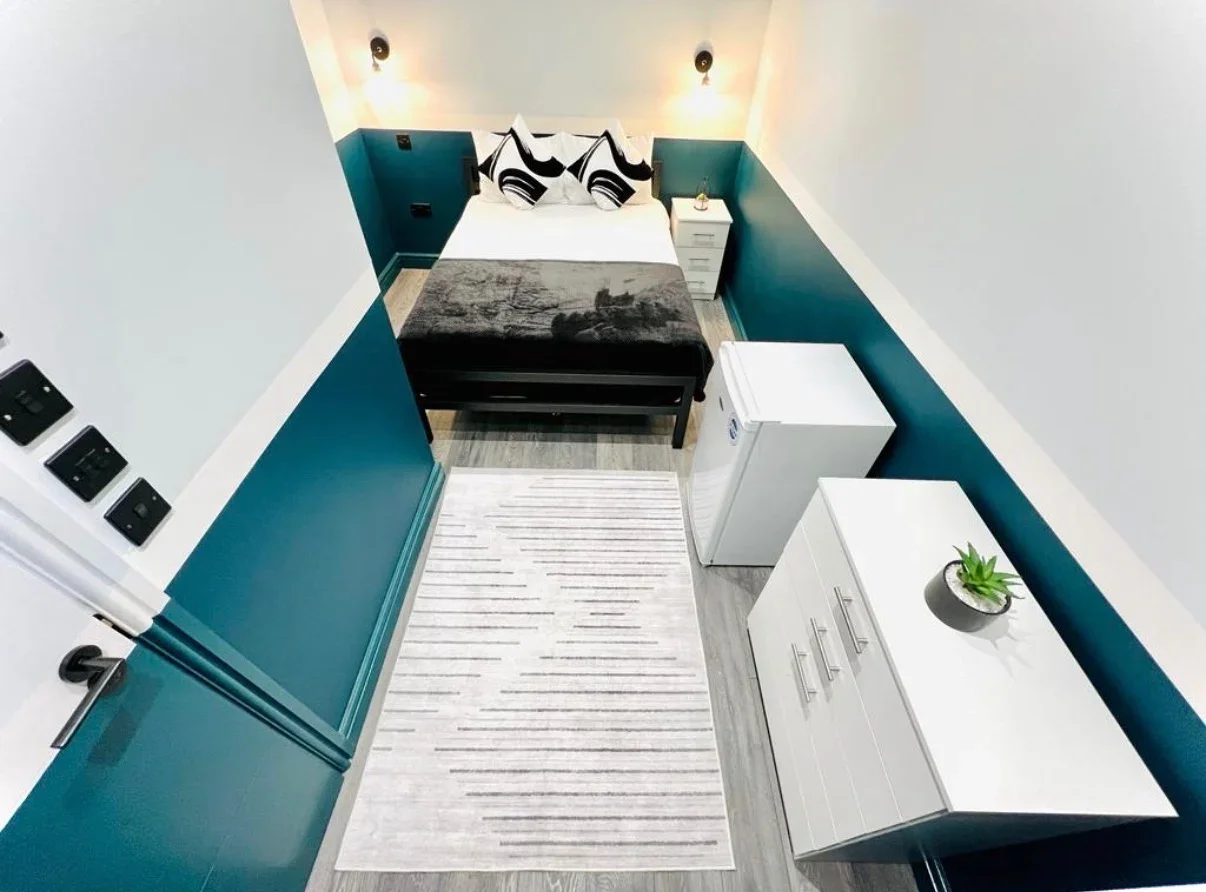 Room Downton Avenue in Greater London