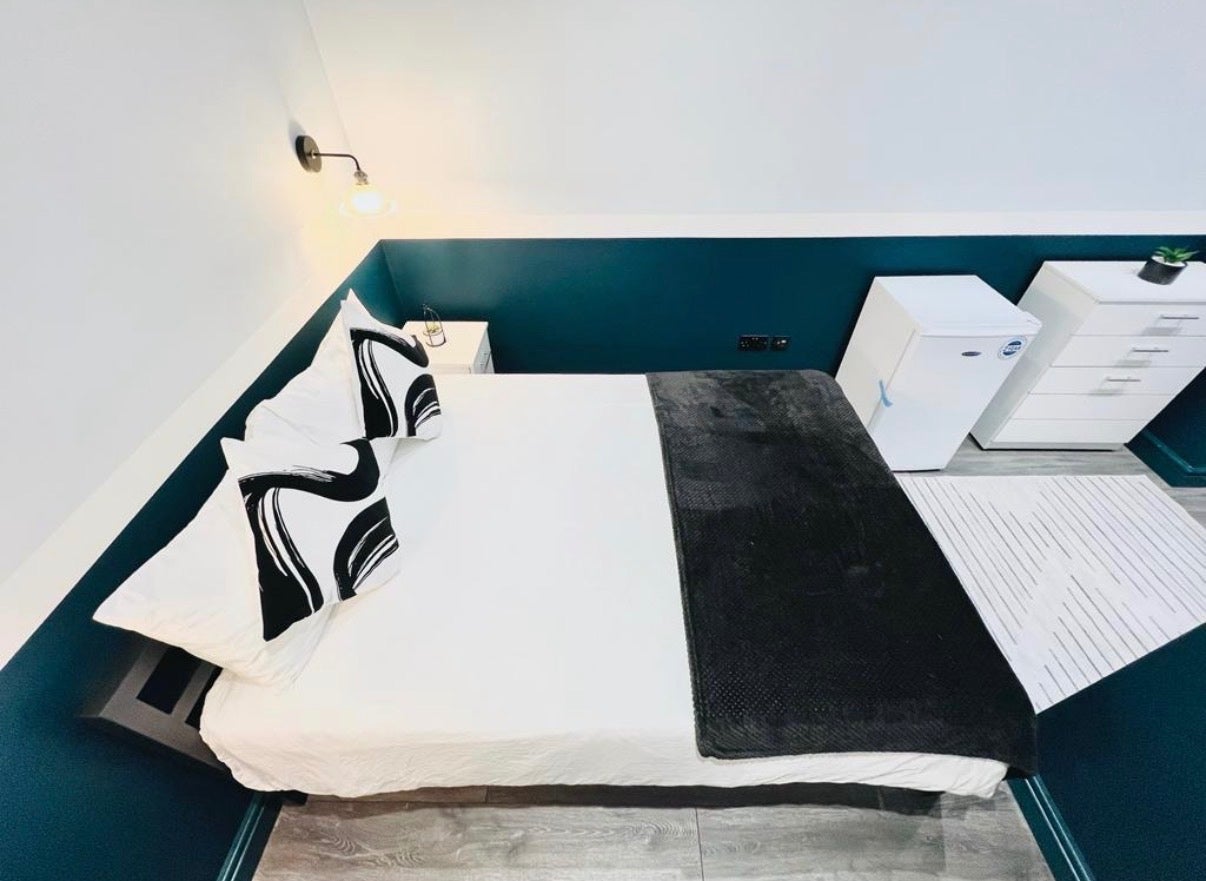 Room Downton Avenue in Greater London