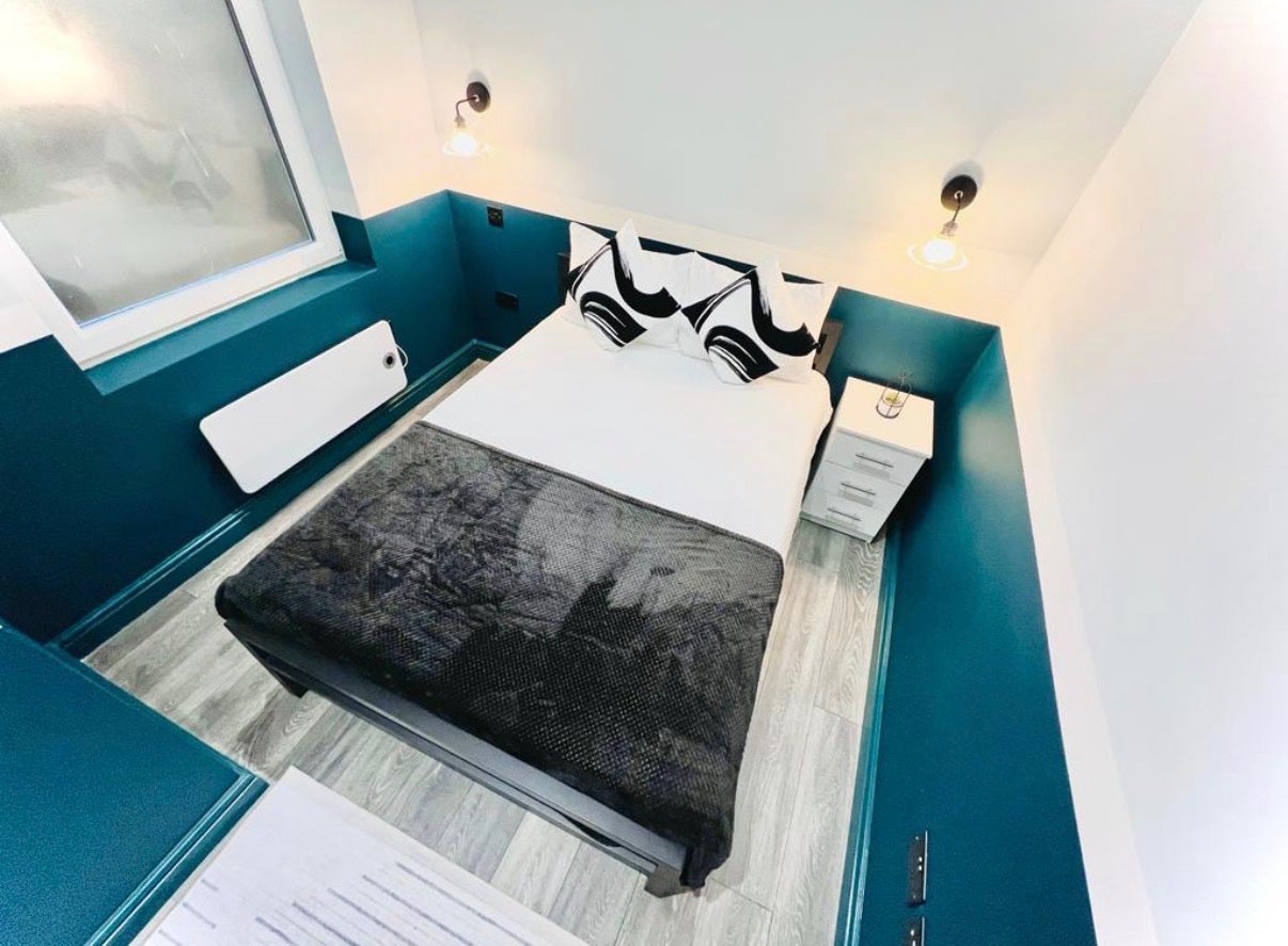 Room Downton Avenue in Greater London