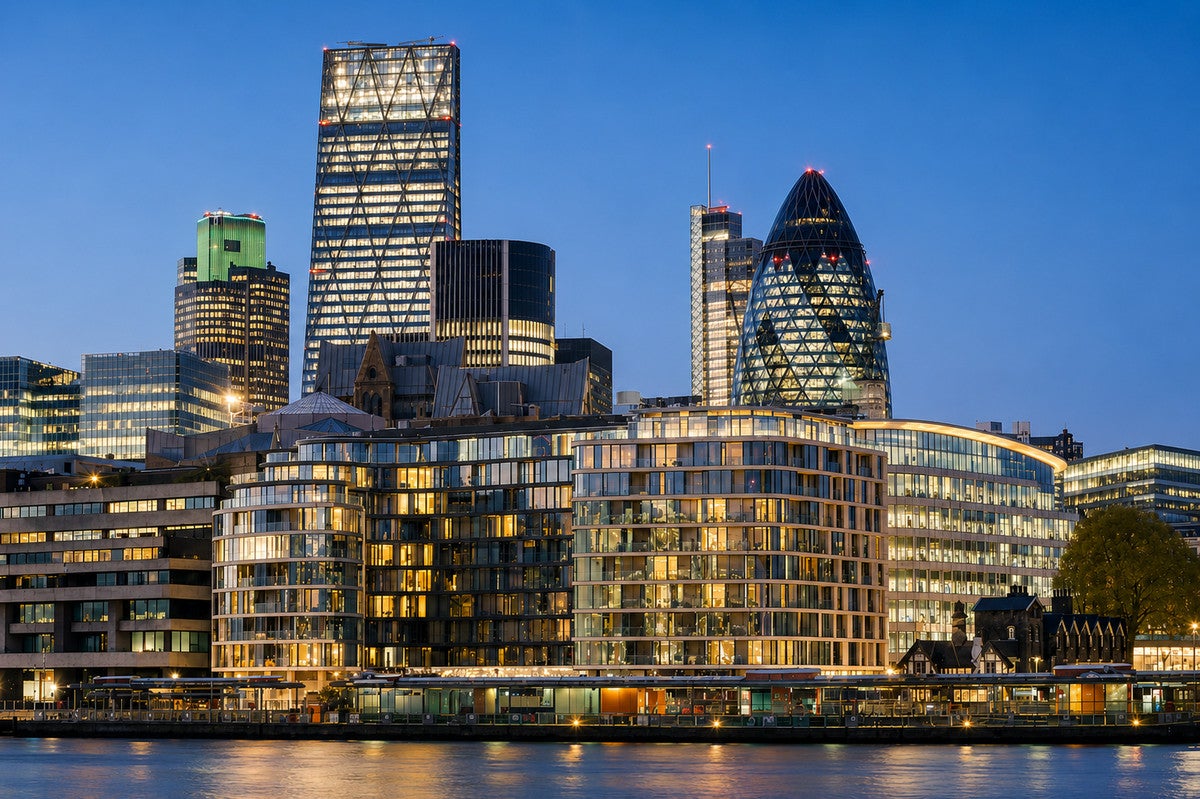 Flat Lower Thames Street in City of London