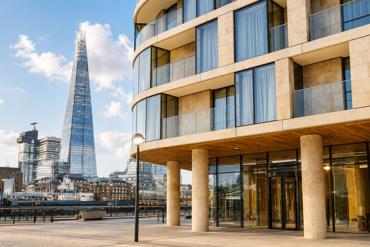Flat Lower Thames Street in City of London