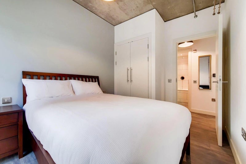 Room South Way in Greater London
