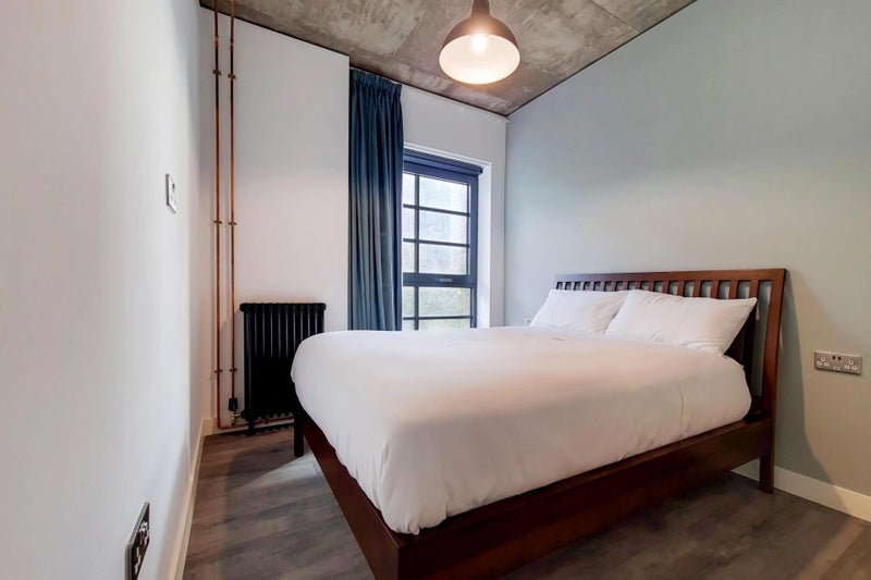 Room South Way in Greater London