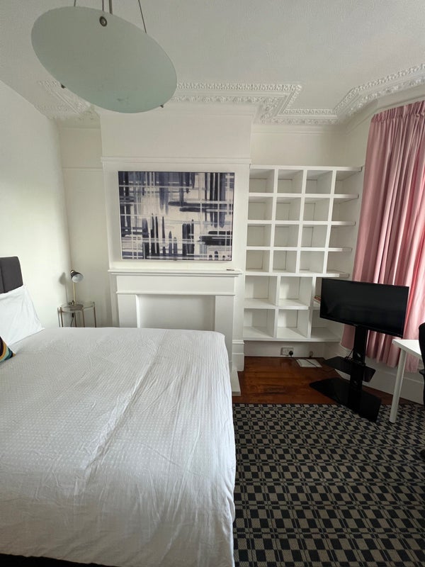 Room Vaughan Road in Greater London