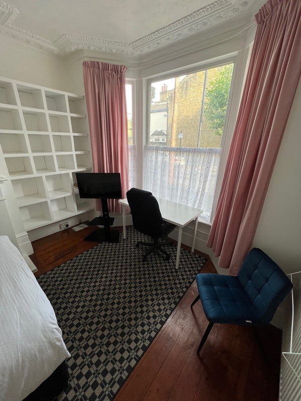 Room Vaughan Road in Greater London
