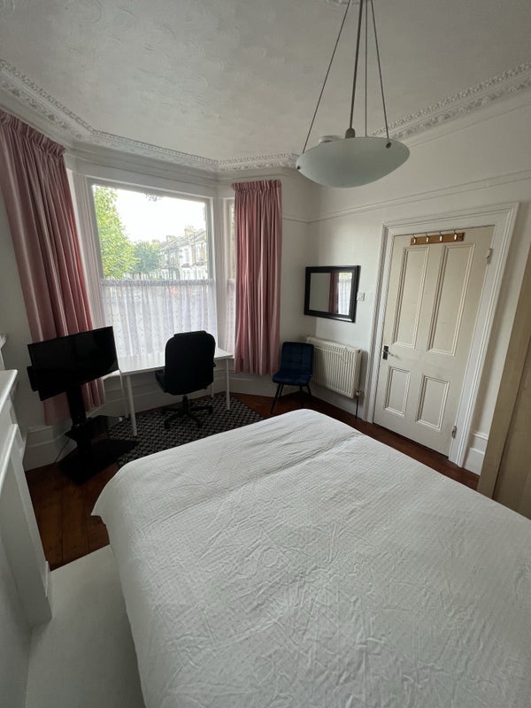 Room Vaughan Road in Greater London