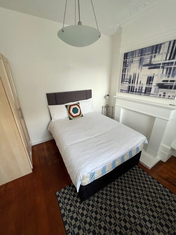 Room Vaughan Road in Greater London