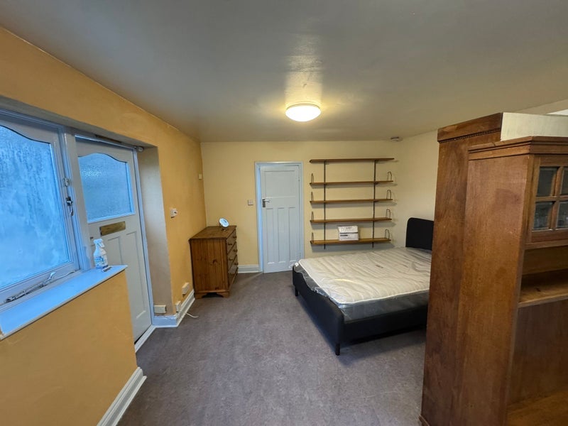 Flat Hazelwood Crescent in Greater London