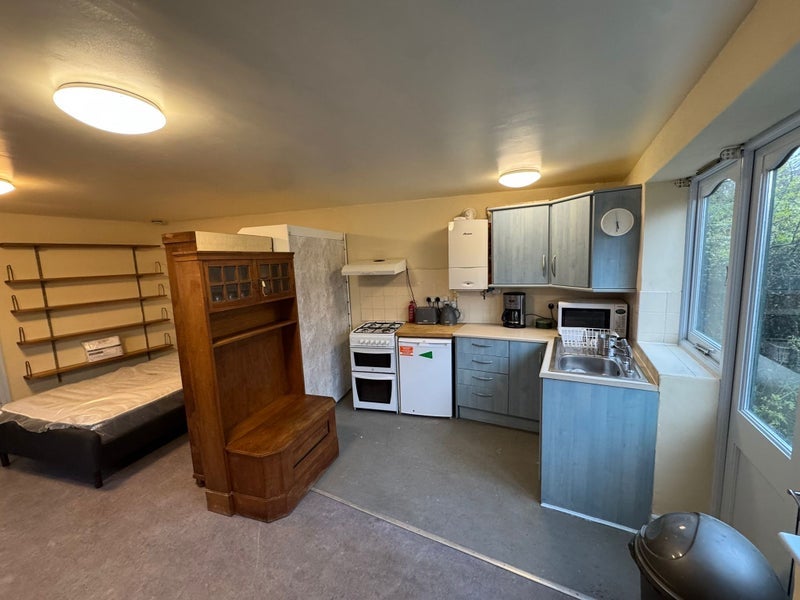 Flat Hazelwood Crescent in Greater London