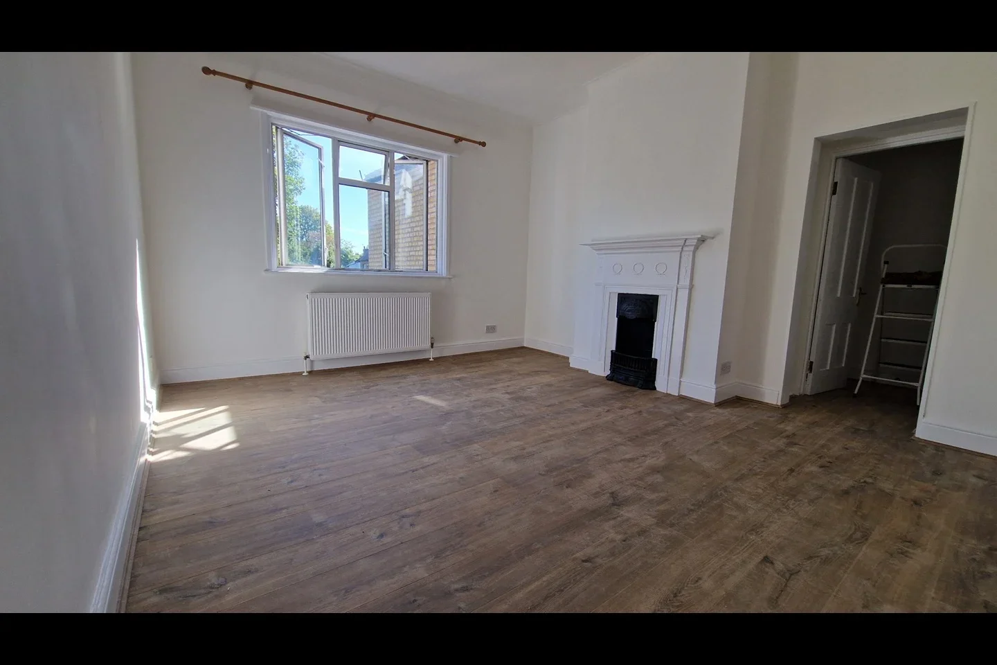 Flat Heathfield Road in Greater London