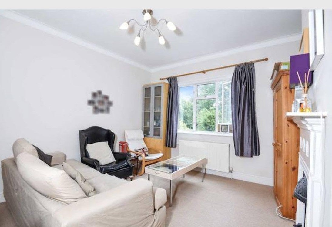 Flat Heathfield Road in Greater London