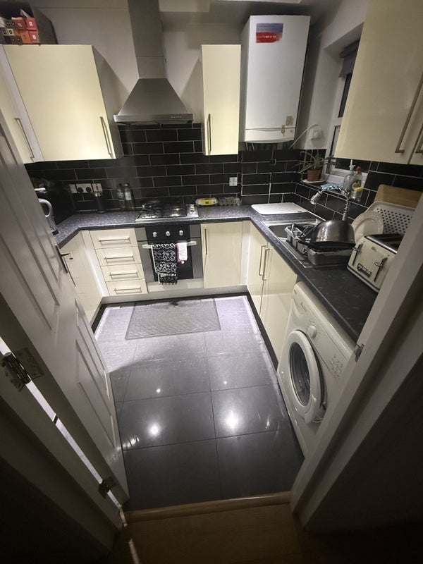 Room Carlton Road in Greater London