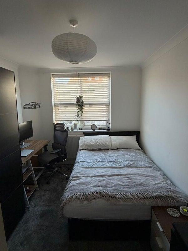 Room Carlton Road in Greater London