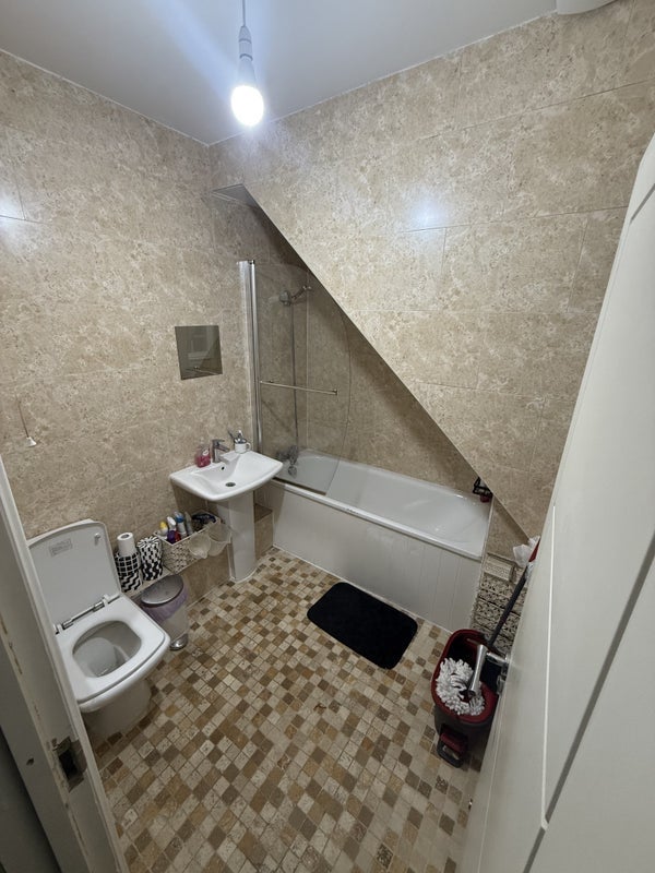 Room Carlton Road in Greater London