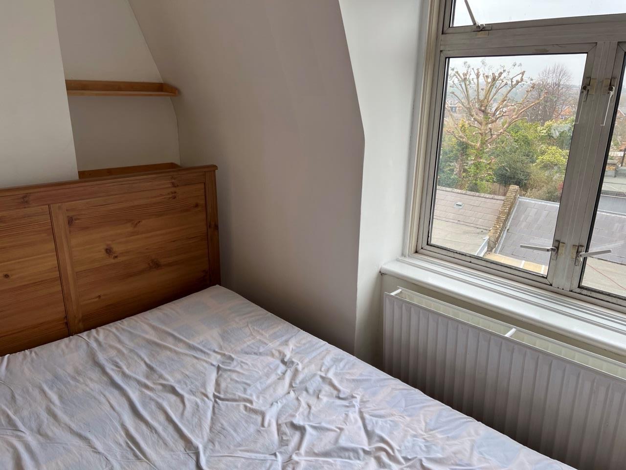 Flat Friern Barnet Road in Greater London