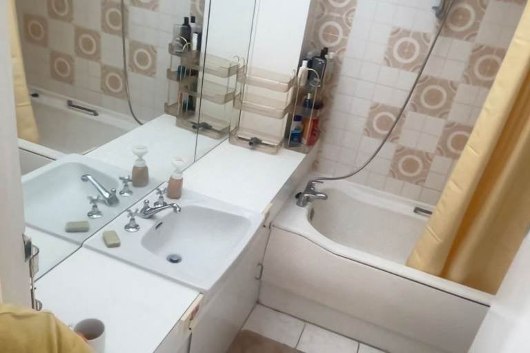 Room Willesden Lane in Greater London