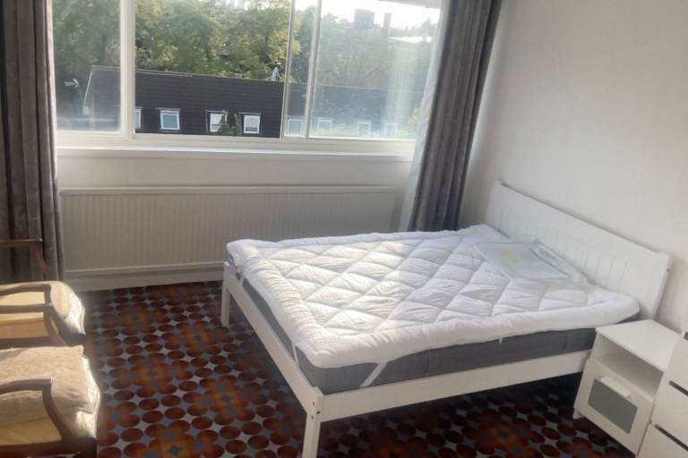 Room Willesden Lane in Greater London