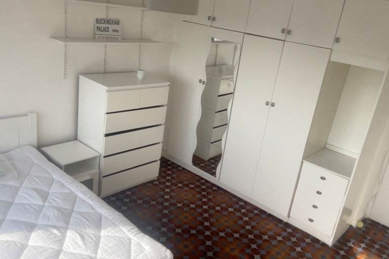 Room Willesden Lane in Greater London