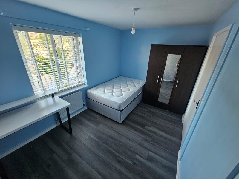Room Banfield Road in Greater London
