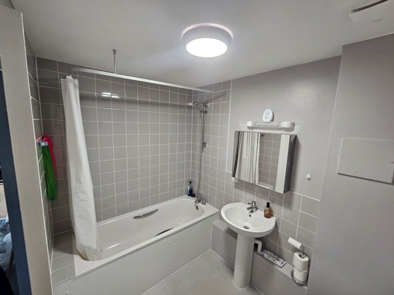 Room Banfield Road in Greater London